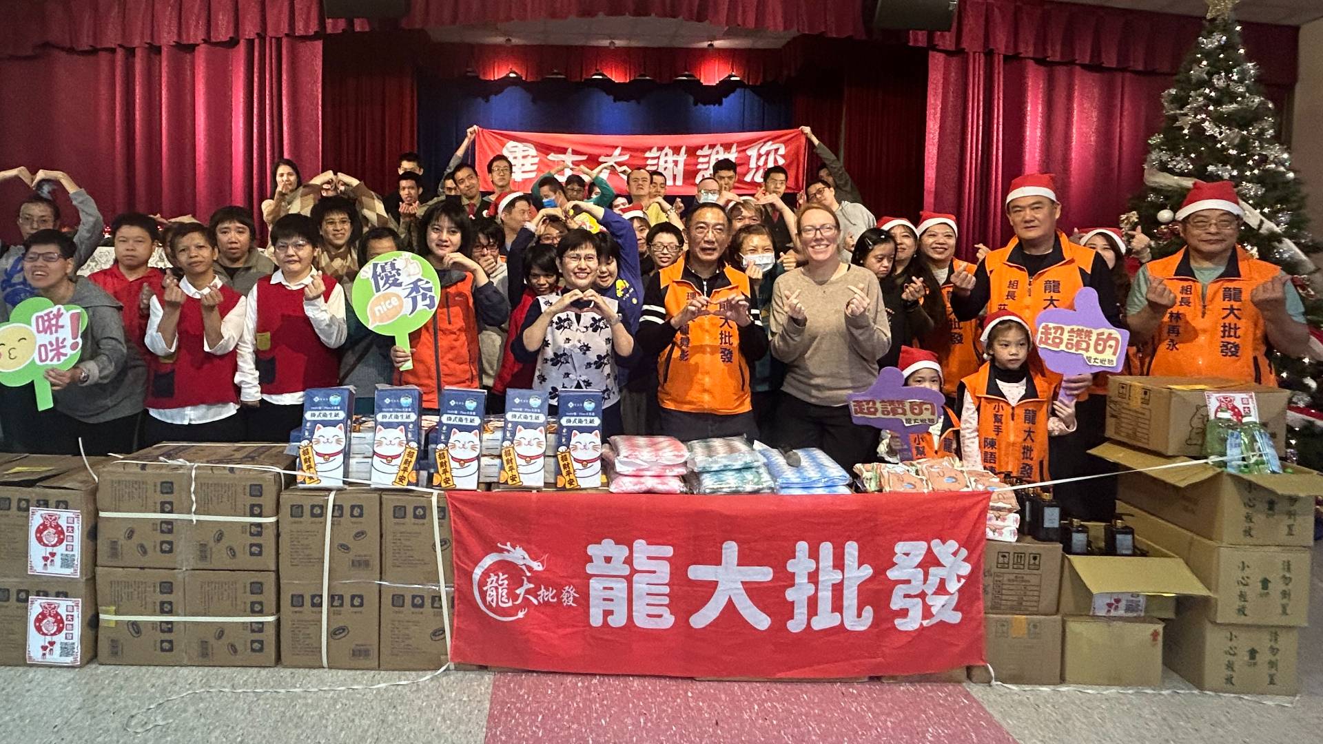 龍大批發老闆及多位愛心朋友來院關懷